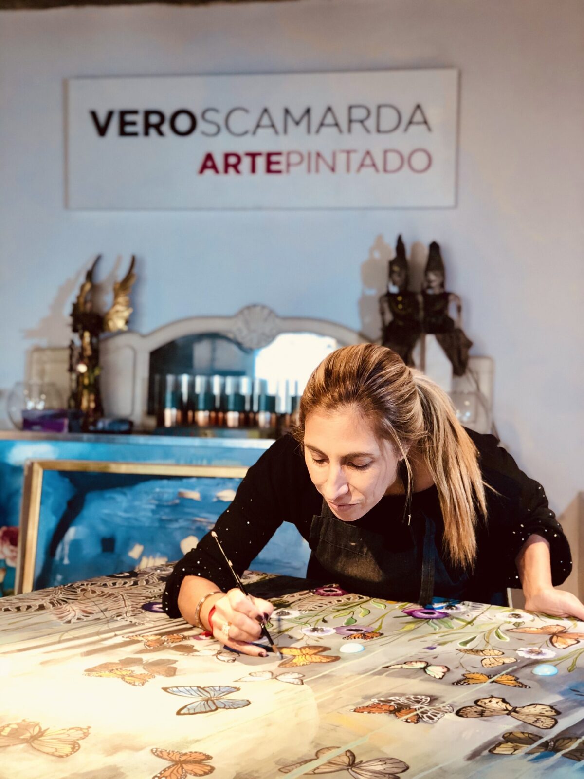 Vero Scamarda pintando en su taller